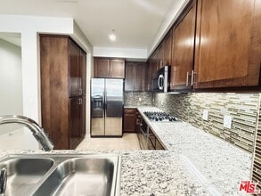 21301 Erwin St in Los Angeles, CA - Building Photo - Building Photo