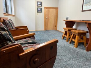 31401 Lovegren Ln, Unit 1 in Sisters, OR - Foto de edificio - Building Photo