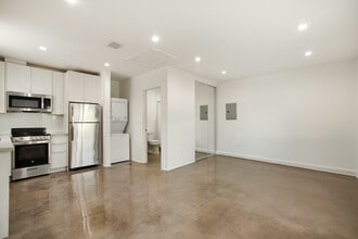 23044 Saticoy St in Los Angeles, CA - Building Photo - Building Photo