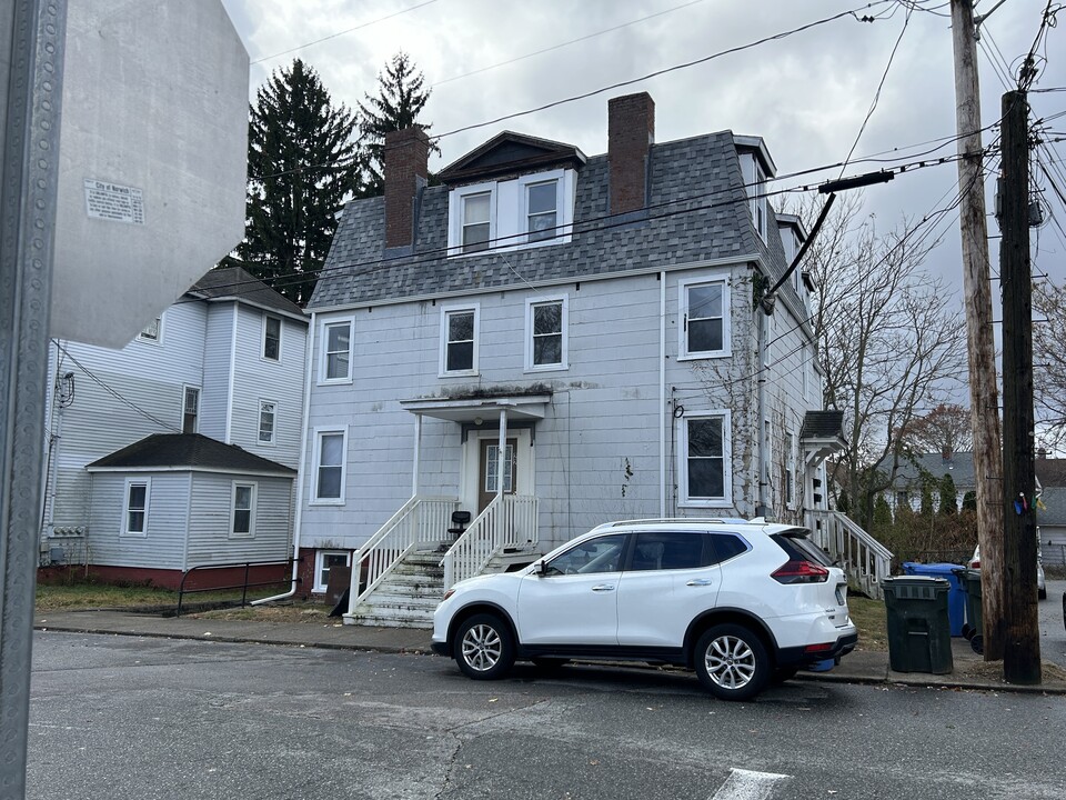 22 Hawthorne St in Norwich, CT - Building Photo