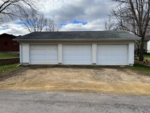 904 N Garden St, Unit Furnished Upper Apartment in New Ulm, MN - Foto de edificio - Building Photo