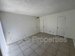 556 E Chuckwalla Rd in Palm Springs, CA - Foto de edificio - Building Photo