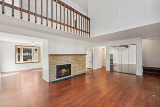 1200 S Monaco Street Pky in Denver, CO - Foto de edificio - Building Photo