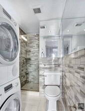 East 1st Street, Unit 2R in New York, NY - Foto de edificio - Building Photo