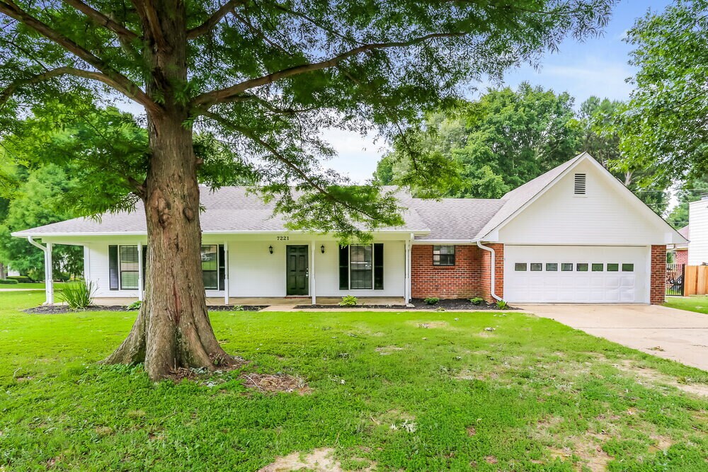 7221 Blue Grass Rd in Olive Branch, MS - Building Photo