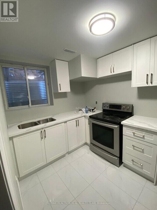 3 Gibbs Rd in Brampton, ON - Building Photo