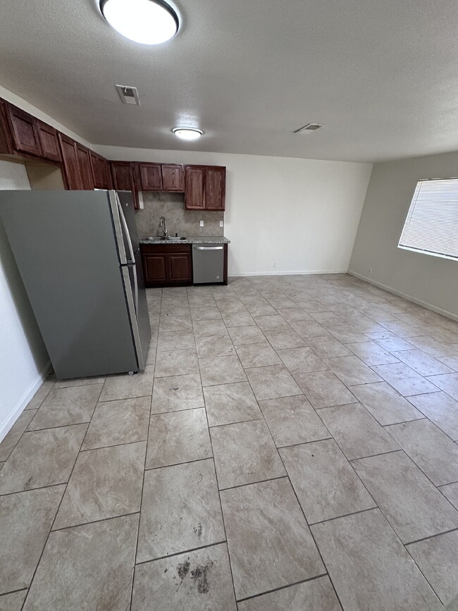 76 E 12th St in Merced, CA - Building Photo - Building Photo