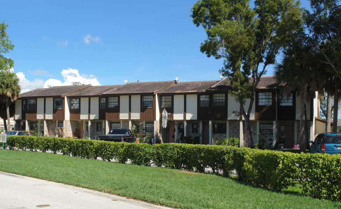 Highgate Townhomes in Coral Springs, FL - Building Photo