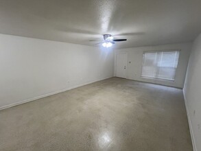 2150 N Sherwood Forest Dr in Baton Rouge, LA - Building Photo - Building Photo