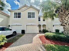 996 Hampton Cir in Naples, FL - Building Photo