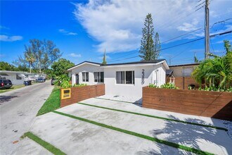 2380 NE 137th St in North Miami Beach, FL - Building Photo - Building Photo
