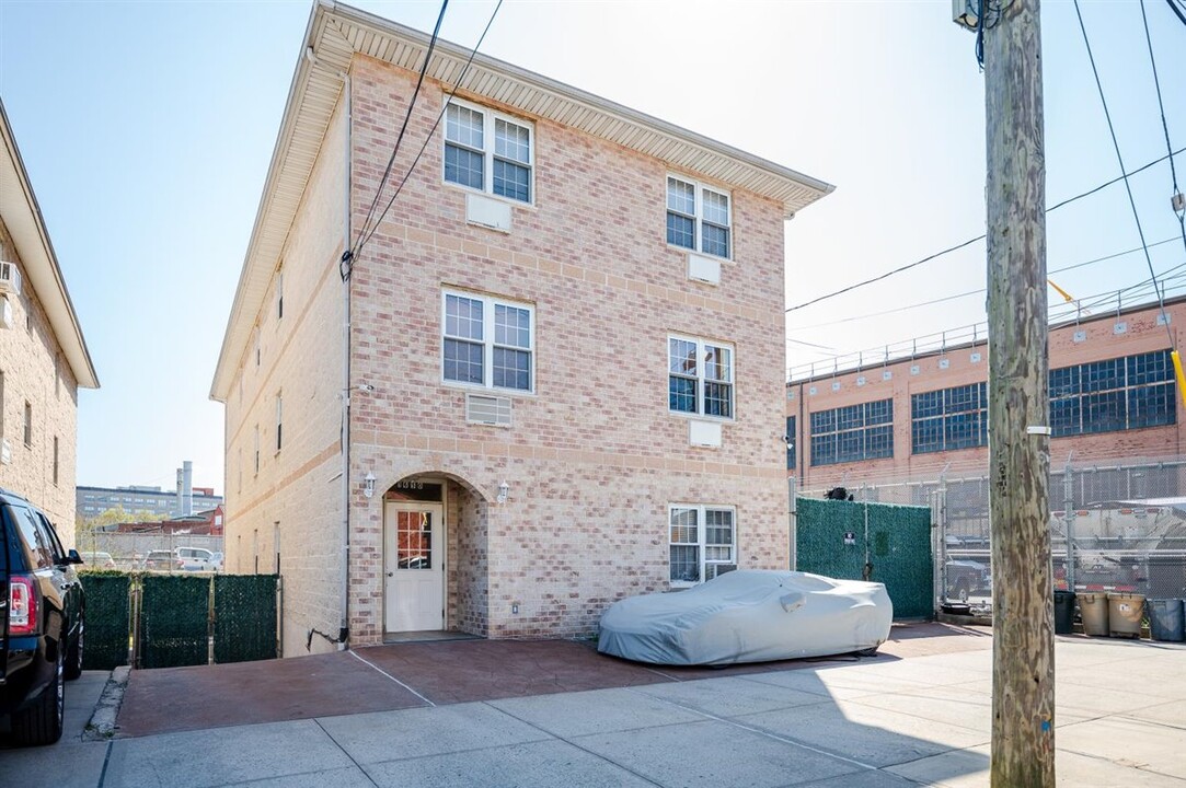 1650 Barnes Ave in Bronx, NY - Building Photo