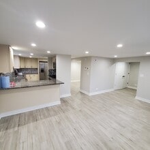 8044 N Oriole Ave, Unit Garden in Niles, IL - Building Photo - Building Photo