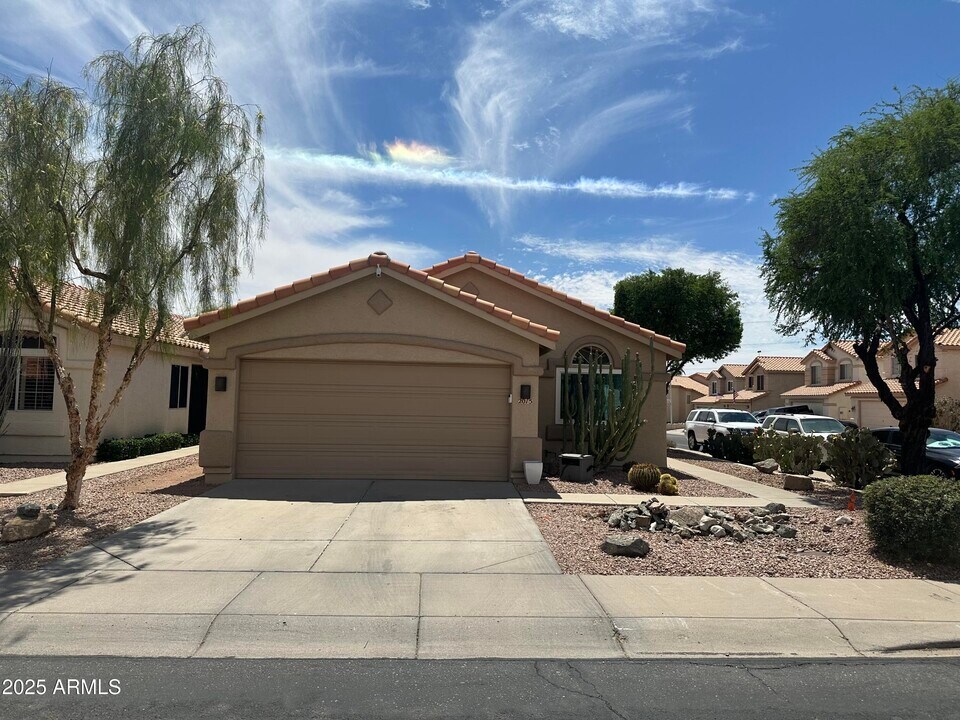 2015 E Glenhaven Dr in Phoenix, AZ - Building Photo