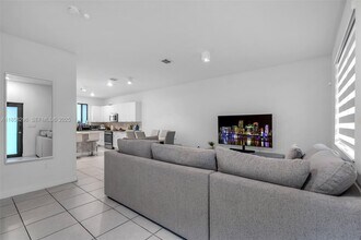 4450 NW 83rd Pkwy in Doral, FL - Building Photo - Building Photo