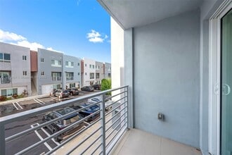 2555 NE 193rd St in Miami, FL - Foto de edificio - Building Photo