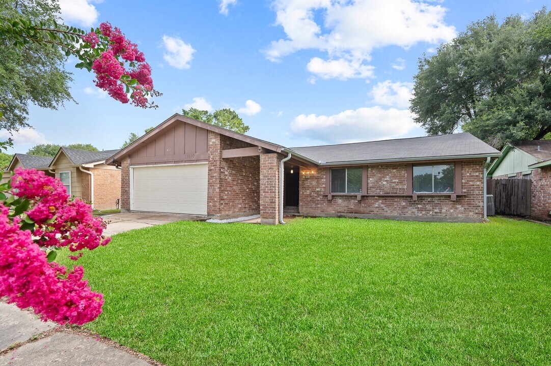 13910 New Village Ln in Sugar Land, TX - Building Photo