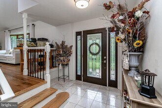 230 Jacobs Creek Rd in Hopewell Township, NJ - Foto de edificio - Building Photo