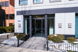 550 Wellington Ave in Chicago, IL - Foto de edificio - Building Photo