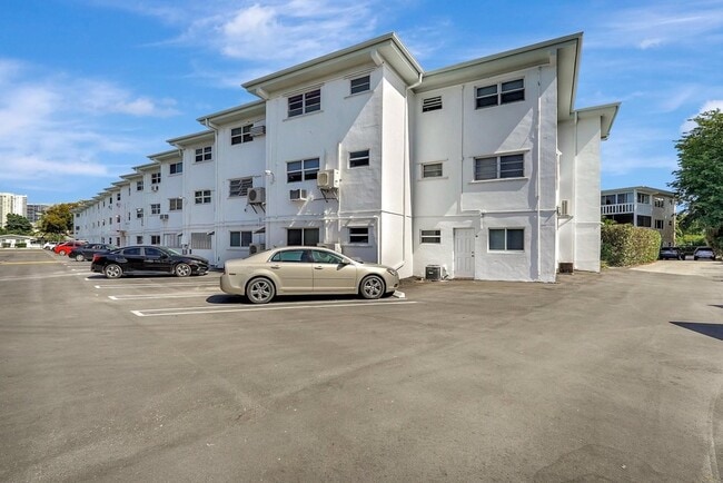 161 NE 10th Ave in Hallandale Beach, FL - Foto de edificio - Building Photo