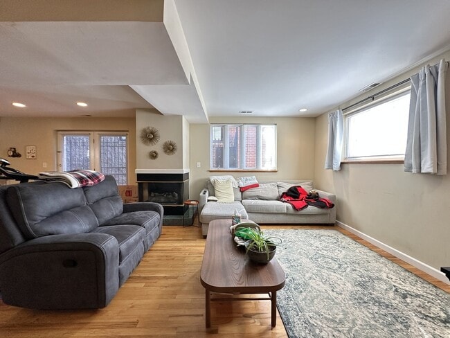 3340 N Southport Ave, Unit J00P