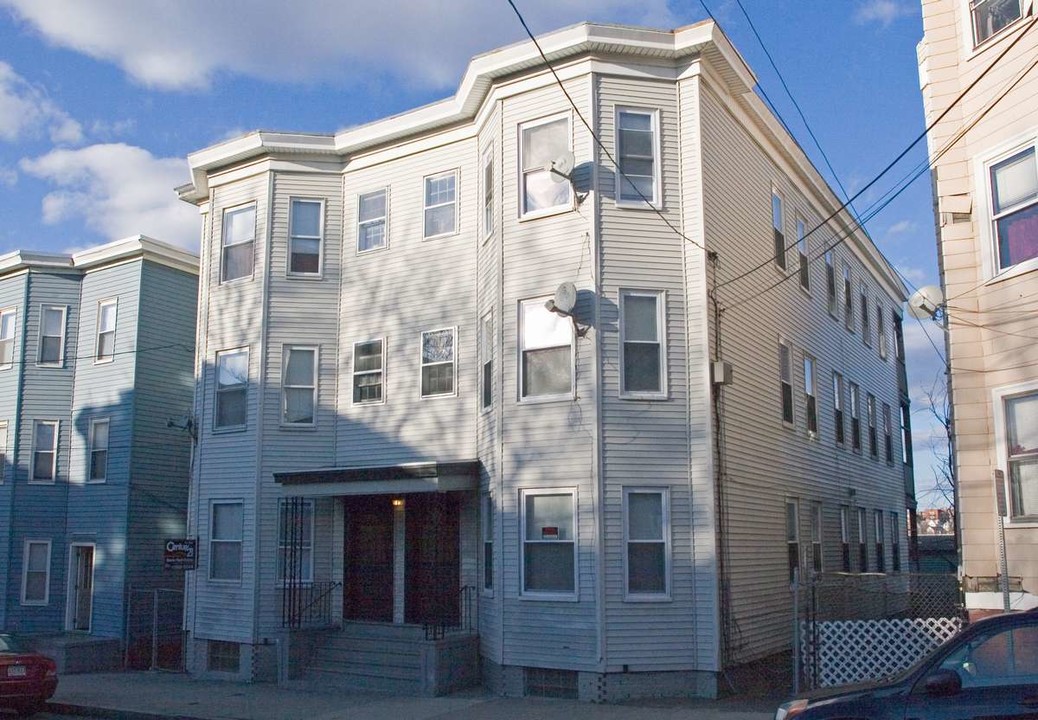 88 Grove St in Chelsea, MA - Building Photo