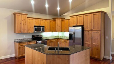 2842 NW Windham Loop in Bend, OR - Building Photo - Building Photo