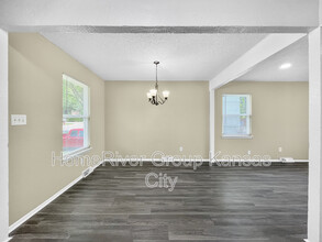 2720 NW Castle Dr in Blue Springs, MO - Building Photo - Building Photo