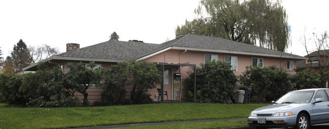 12200 SW Eighth St in Beaverton, OR - Foto de edificio - Building Photo