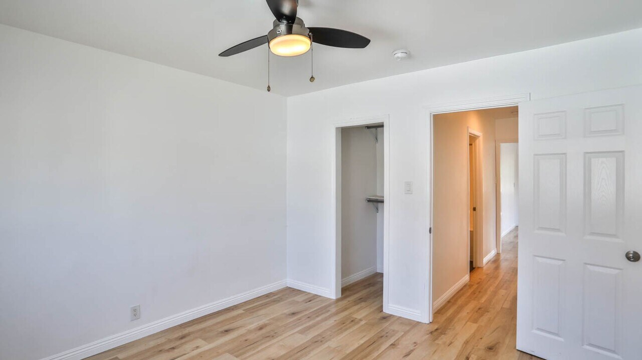 727-729 S St Louis St in Los Angeles, CA - Building Photo