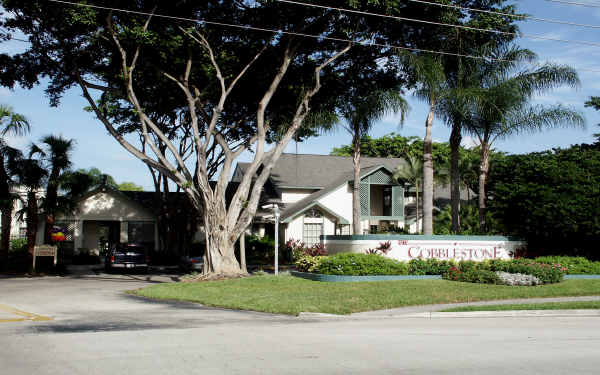 Royal Poinciana Condominium in Pompano Beach, FL - Building Photo