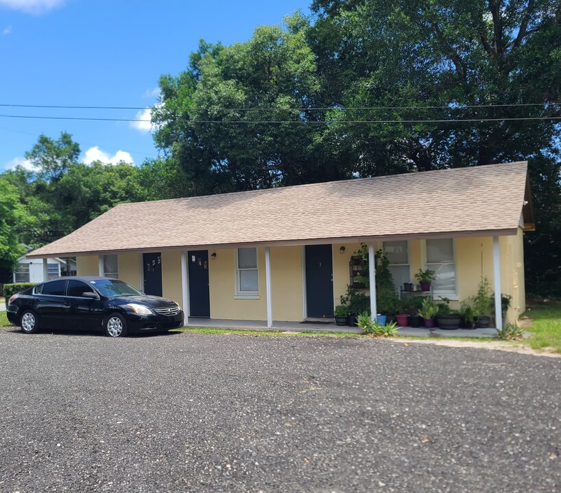 1757 N Woodland Blvd in DeLand, FL - Building Photo