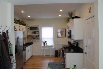 50 Fiske St, Unit 1 in Waltham, MA - Foto de edificio - Building Photo