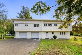 8 Burma Rd in Southbury, CT - Foto de edificio - Building Photo