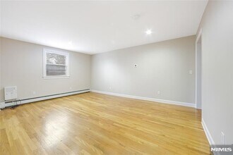 56 Woodward Ave, Unit 2 in Rutherford, NJ - Foto de edificio - Building Photo