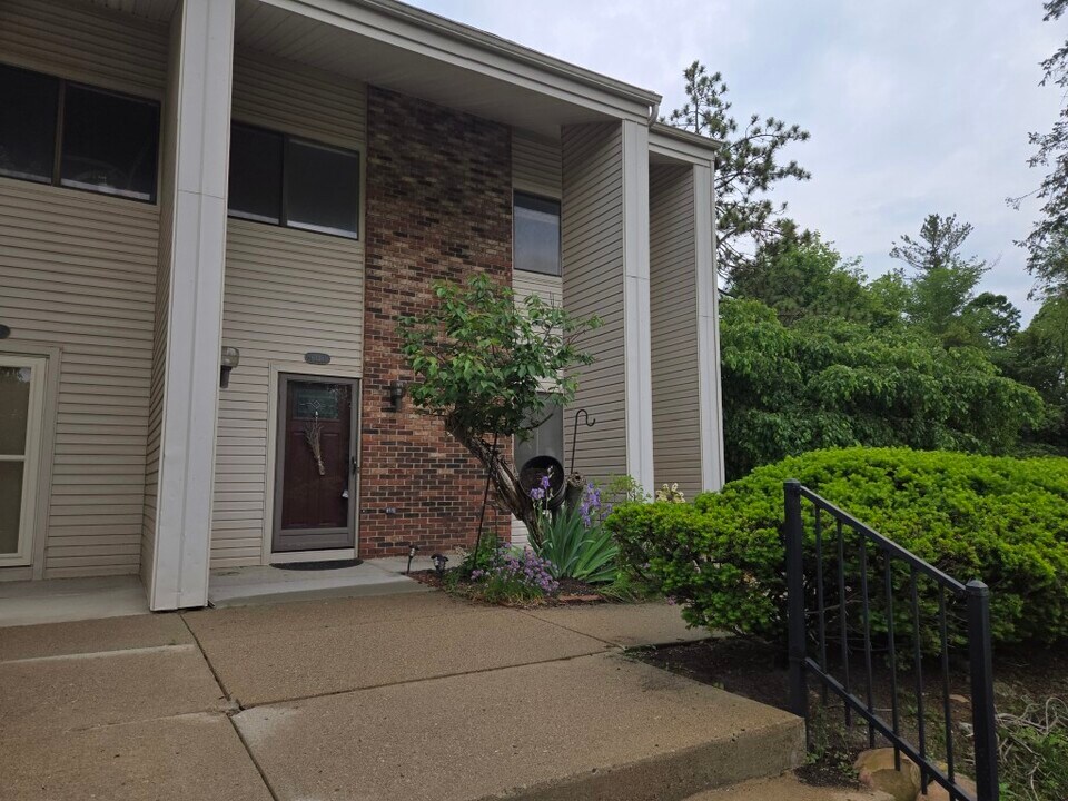 6136 Palomino Ct in West Bloomfield, MI - Building Photo