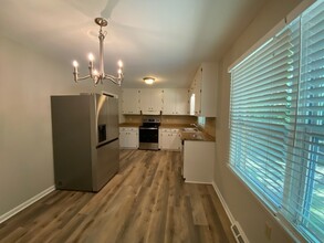 1036 Elizabeth Dr in Dallas, NC - Building Photo - Building Photo