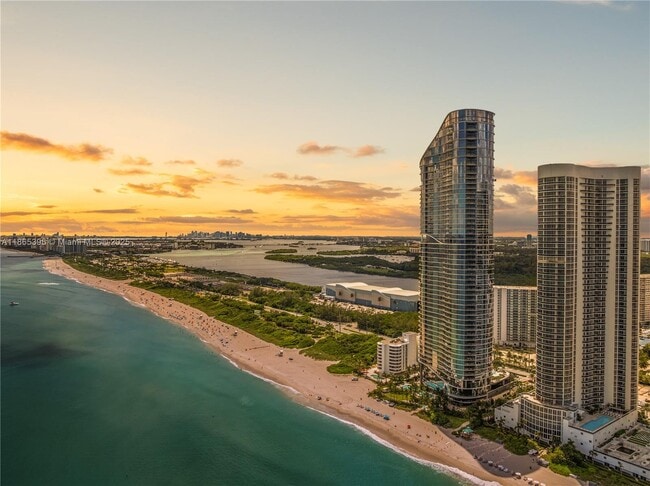 15701 Collins Ave in North Miami Beach, FL - Building Photo - Building Photo