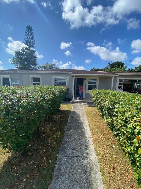 10470 SW 172nd St in Miami, FL - Building Photo