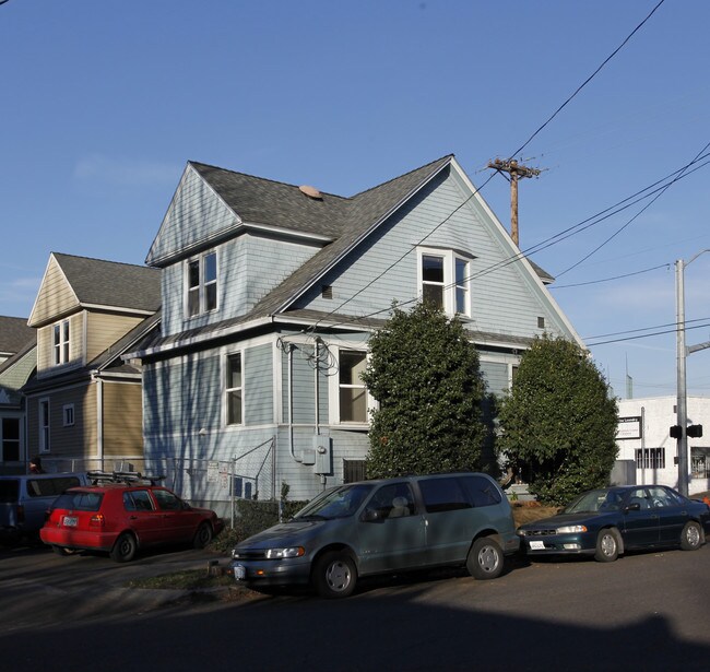 736 NE Couch St