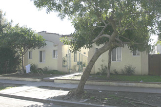 2652-2728 E 15th Street in Long Beach, CA - Building Photo - Building Photo