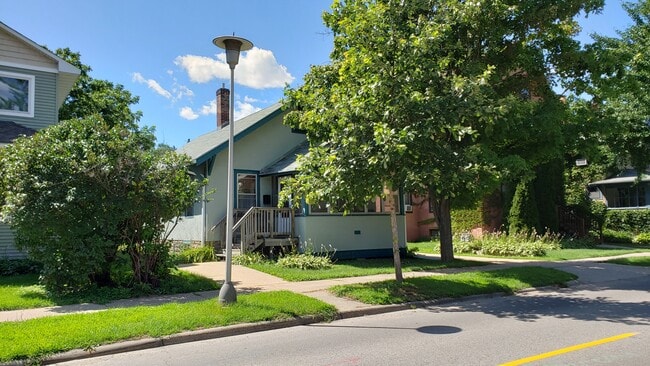 property at 1023 18th Ave SE