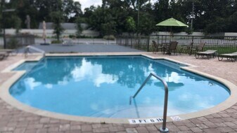 2121 McCoy Rd in Belle Isle, FL - Building Photo