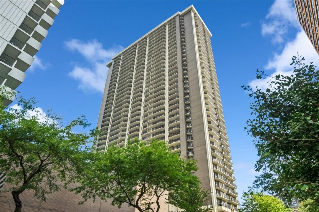 6007 N Sheridan Rd, Unit 38G in Chicago, IL - Building Photo