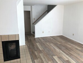 8048 Sands Point Dr in Houston, TX - Building Photo - Building Photo