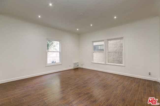 7229 Willoughby Ave in Los Angeles, CA - Building Photo - Building Photo