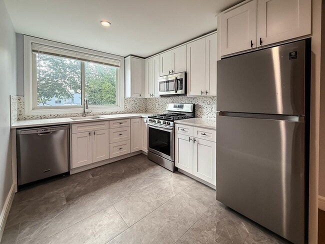 195 Hutton St in Jersey City, NJ - Building Photo - Building Photo