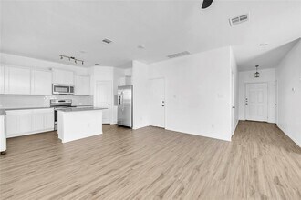 132 Bronco Billy Dr in Jarrell, TX - Building Photo - Building Photo