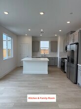 3291 Hill St in Manteca, CA - Foto de edificio - Building Photo