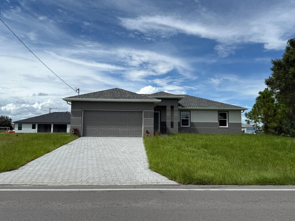 4104 8th St SW in Lehigh Acres, FL - Building Photo